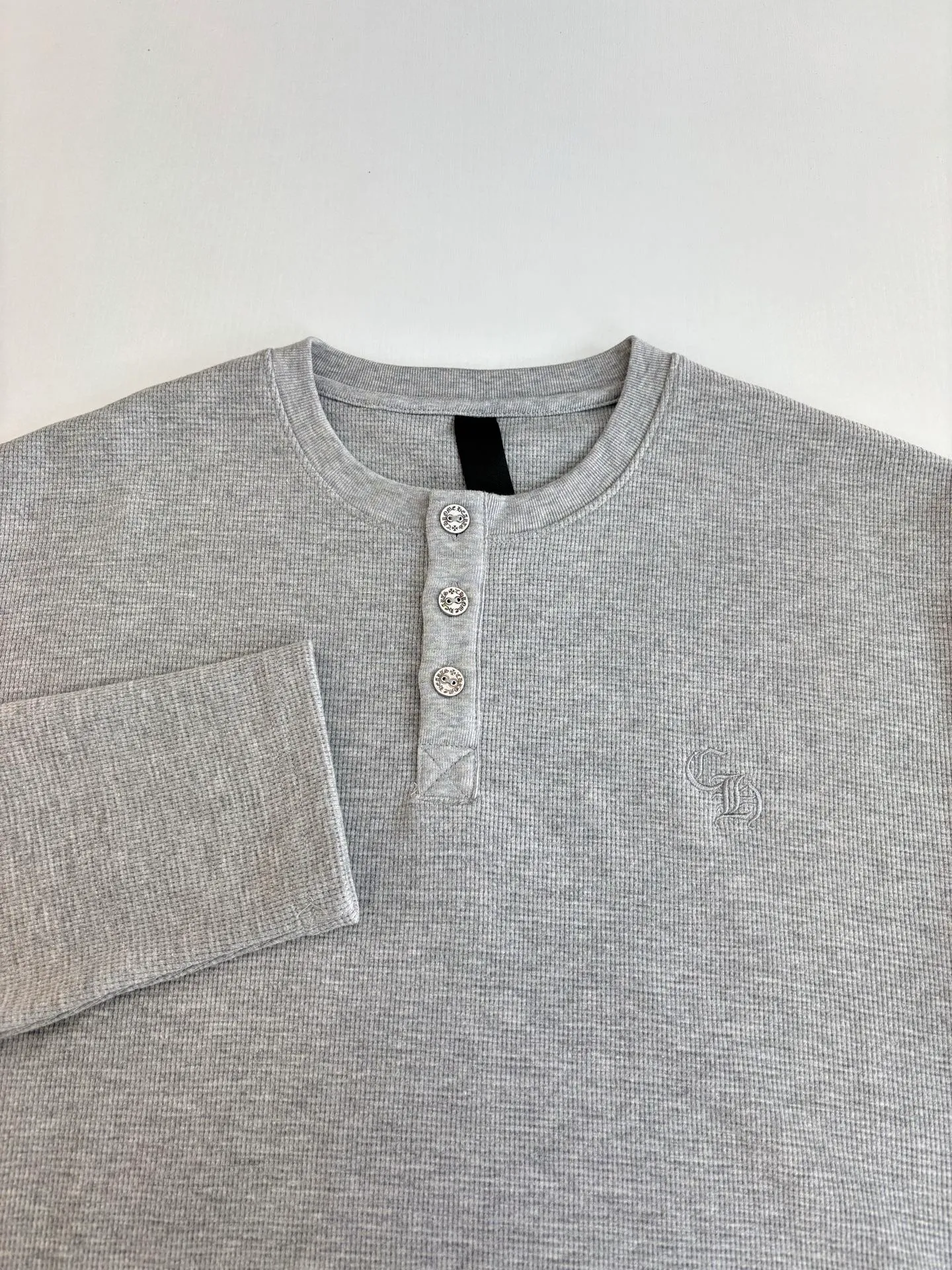 P380 Chrome Heart*/Chrome Heart CH Sanskrit Henry Collar Waffle Sweatshirt. The fabric is made of 350g cotton waffle double-layer material before washing. The embroidery is made of Tajima embroidery machine imported from Japan. The silver buckle is made of antique copper and real silver (the material has reached 300+ quality in the market). The collar leather label is still made of genuine imported lambskin. A lot of effort has been put into the fabric, hardware and craftsmanship. The top quality in the market. The industry benchmark is only owned by a few people. Size: S/M/L